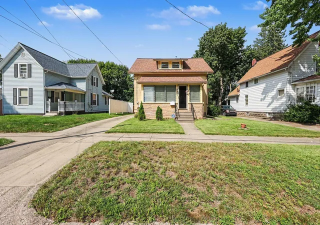 Photo 2 of Single family home for sale at 182 W Mansion St, Jackson, MI 49203 | MLS# 55026048392 | Listing updated on 2026-09-13