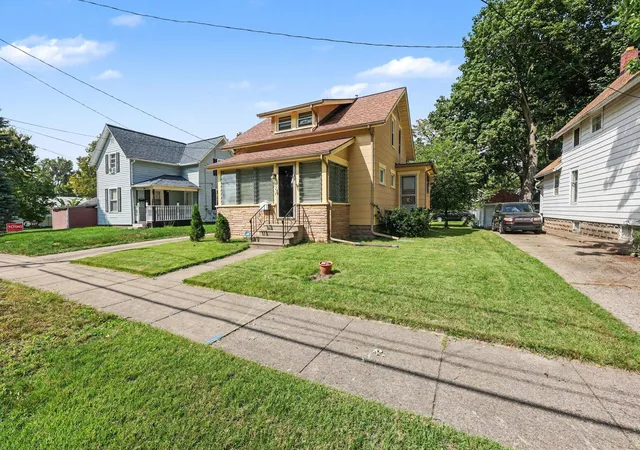 Photo 3 of Single family home for sale at 182 W Mansion St, Jackson, MI 49203 | MLS# 55026048392 | Listing updated on 2026-09-13