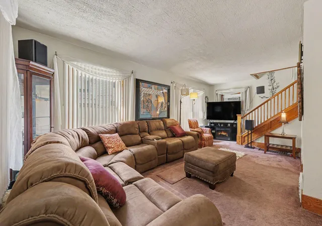 Photo 4 of Single family home for sale at 182 W Mansion St, Jackson, MI 49203 | MLS# 55026048392 | Listing updated on 2026-09-13