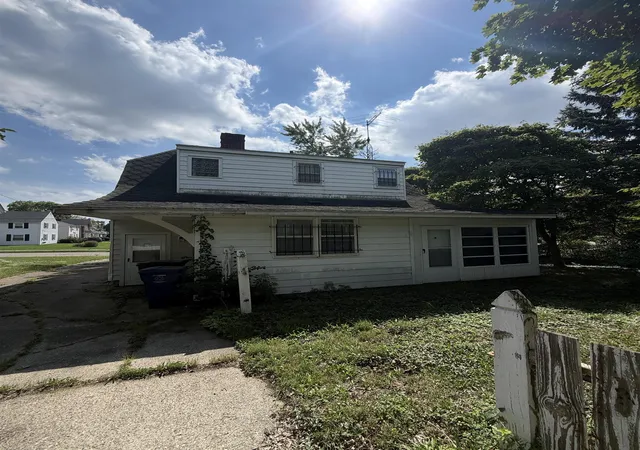 Photo 2 of Single family home for sale at 2222 Cumings Ave, Flint, MI 48503 | MLS# 5050221499 | Listing updated on 2026-09-11