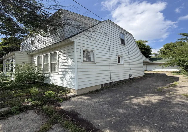 Photo 3 of Single family home for sale at 2222 Cumings Ave, Flint, MI 48503 | MLS# 5050221499 | Listing updated on 2026-09-11