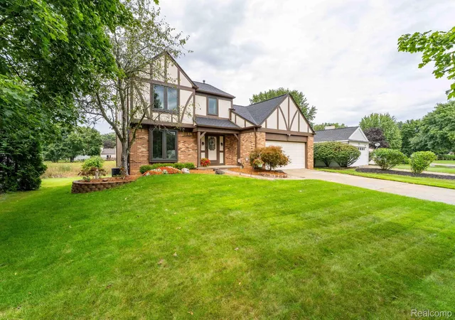 Photo 2 of Single family home for sale at 984 Coach House Ln, Waterford, MI 48327 | MLS# 20261073387 | Listing updated on 2026-10-19
