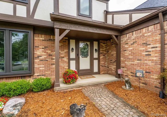Photo 3 of Single family home for sale at 984 Coach House Ln, Waterford, MI 48327 | MLS# 20261073387 | Listing updated on 2026-10-19