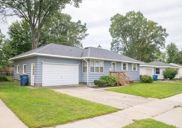 Photo 3 of Single family home for sale at 1355 W Broadway Ave, Muskegon, MI 49441 | MLS# 71026048415 | Listing updated on 2026-09-17