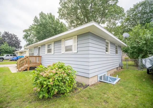 Photo 3 of Single family home for sale at 1355 W Broadway Ave, Muskegon, MI 49441 | MLS# 71026048415 | Listing updated on 2026-09-17