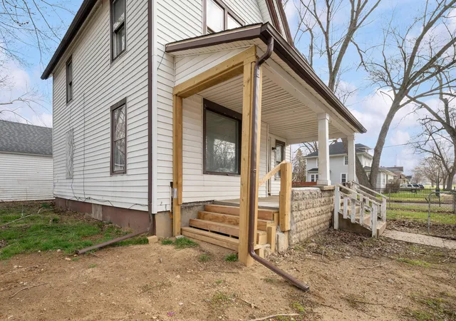Photo 3 of Single family home for sale at 527 Howard St, Niles, MI 49120 | MLS# 69026048411 | Listing updated on 2026-09-11