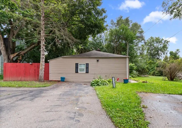 Photo 2 of Single family home for sale at 1054 E Mandeville St, Burton, MI 48529 | MLS# 20261073404 | Listing updated on 2026-09-14