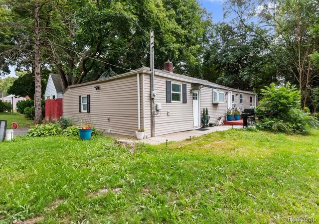 Photo 3 of Single family home for sale at 1054 E Mandeville St, Burton, MI 48529 | MLS# 20261073404 | Listing updated on 2026-09-14