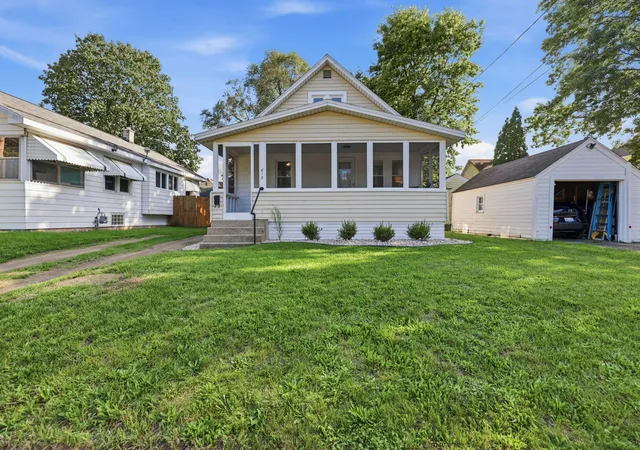 Photo 2 of Single family home for sale at 812 Graceland St Ne, Grand Rapids, MI 49505 | MLS# 65026048421 | Listing updated on 2026-09-17