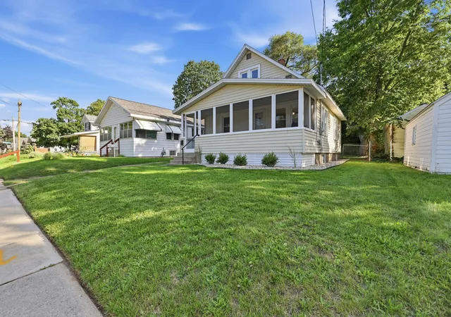 Photo 3 of Single family home for sale at 812 Graceland St Ne, Grand Rapids, MI 49505 | MLS# 65026048421 | Listing updated on 2026-09-17
