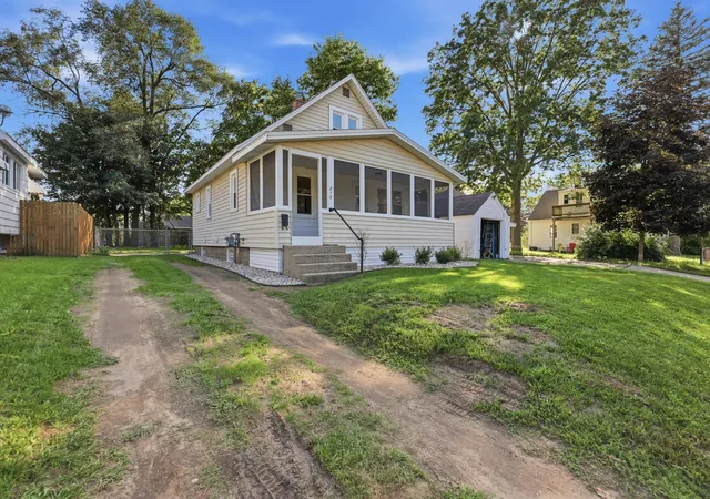 Photo 3 of Single family home for sale at 812 Graceland St NE, Grand Rapids, MI 49505 | MLS# 65026048421 | Listing updated on 2026-09-17