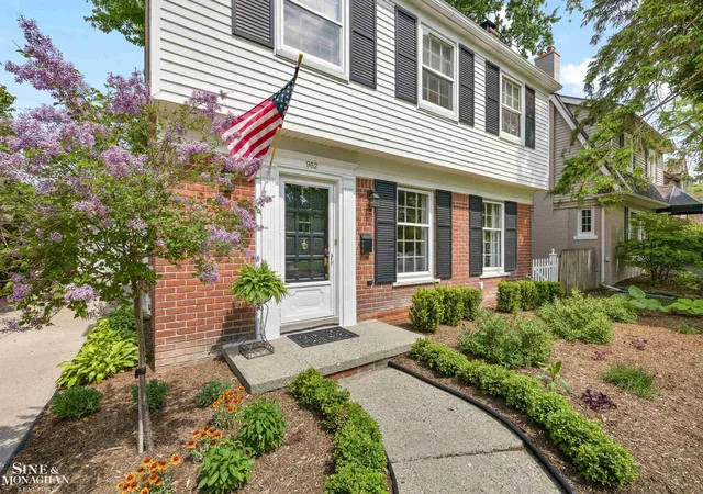 Photo 2 of Single family home for sale at 962 Lincoln Rd, Grosse Pointe, MI 48230 | MLS# 58050221513 | Listing updated on 2026-09-12
