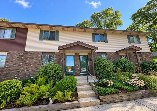 Listing Photo 2 - Condo for sale in building located at 441 Lincoln Ridge Dr, Holland, MI 49423
