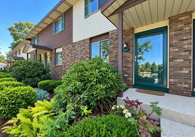 Listing Photo 3 - Condo for sale in building located at 441 Lincoln Ridge Dr, Holland, MI 49423