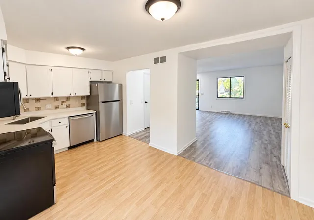 Listing Photo 4 - Condo for sale in building located at 441 Lincoln Ridge Dr, Holland, MI 49423