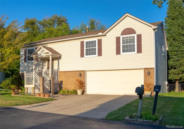 Photo 2 of Single family home for sale at 1639 Tulip Ln, Westland, MI 48186 | MLS# 20261073430 | Listing updated on 2026-10-18