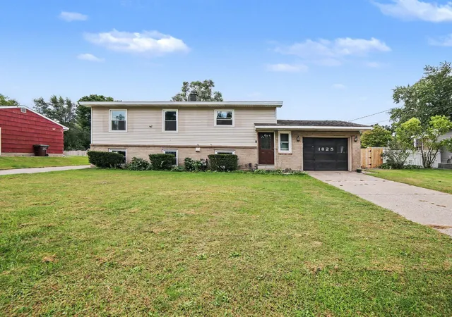 Photo 2 of Single family home for sale at 1825 Oak Park Dr, Muskegon, MI 49442 | MLS# 71026048450 | Listing updated on 2026-09-17