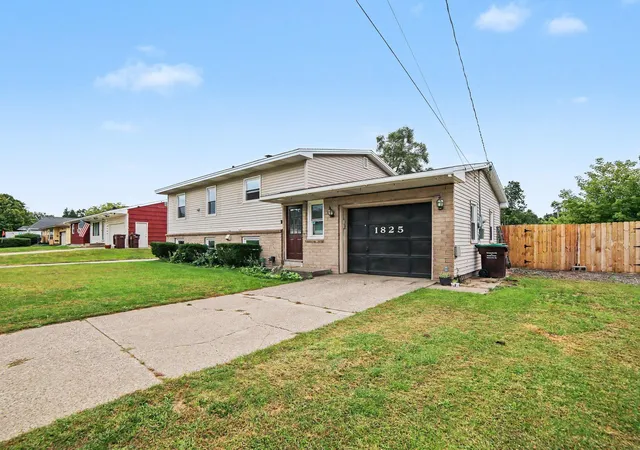 Photo 3 of Single family home for sale at 1825 Oak Park Dr, Muskegon, MI 49442 | MLS# 71026048450 | Listing updated on 2026-09-17