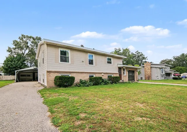 Photo 3 of Single family home for sale at 1825 Oak Park Dr, Muskegon, MI 49442 | MLS# 71026048450 | Listing updated on 2026-09-17