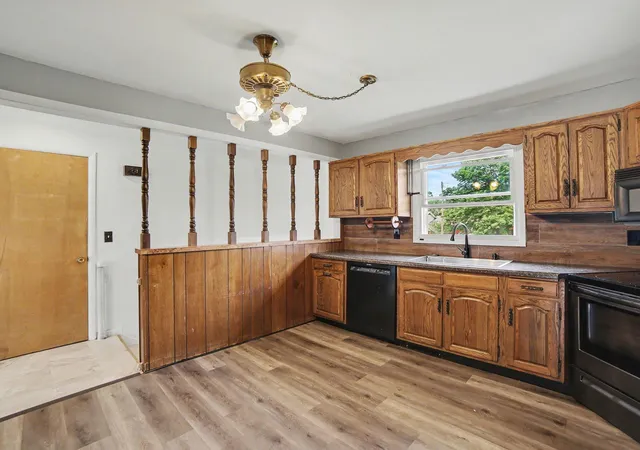 Photo 4 of Single family home for sale at 1825 Oak Park Dr, Muskegon, MI 49442 | MLS# 71026048450 | Listing updated on 2026-09-17