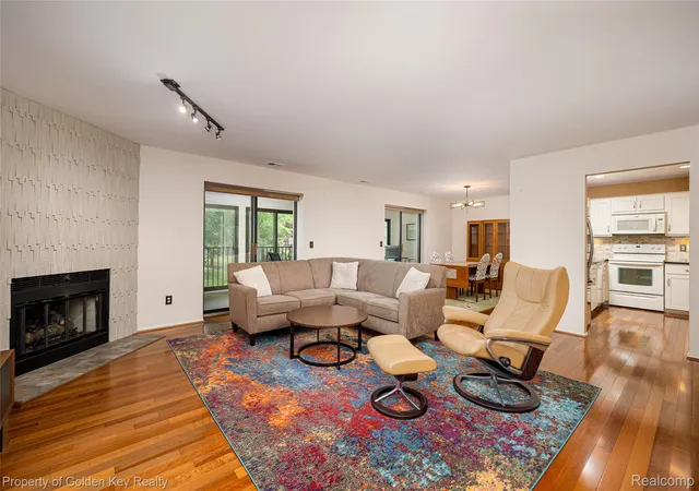 Listing Photo 4 - Condo for sale in building located at 17955 University Park Dr, Livonia, MI 48152 - Unit #82