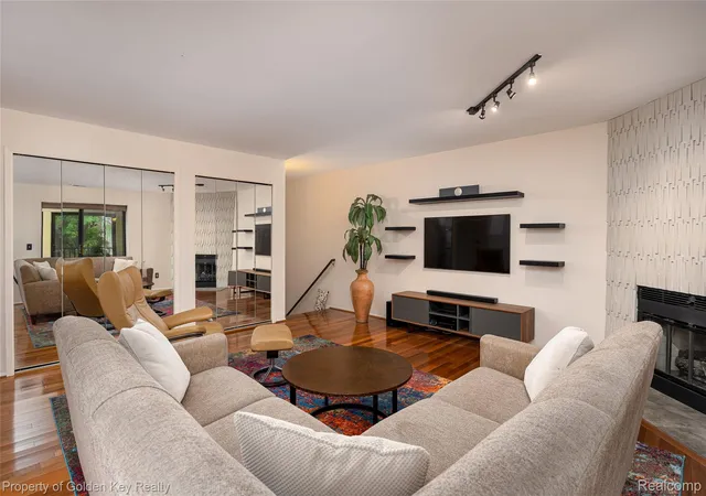 Listing Photo 5 - Condo for sale in building located at 17955 University Park Dr, Livonia, MI 48152 - Unit #82
