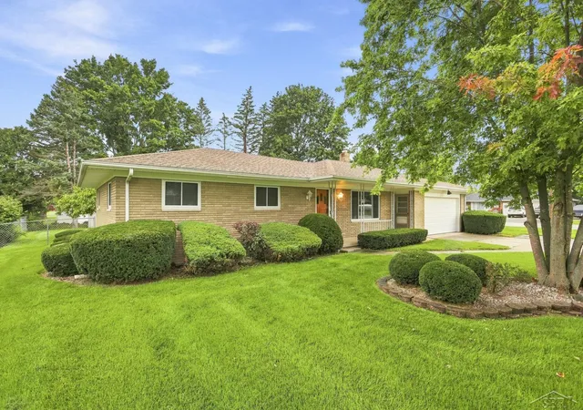 Single family home for sale at 2520 Moonglow Dr, Saginaw, MI 48603 | MLS# 61050221518