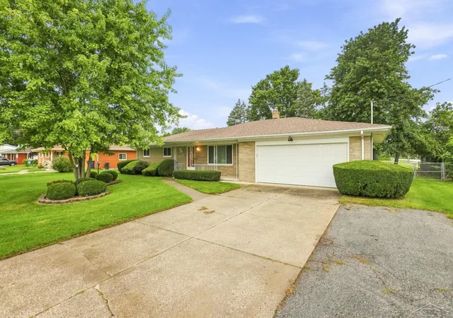 Photo 2 of Single family home for sale at 2520 Moonglow Dr, Saginaw, MI 48603 | MLS# 61050221518 | Listing updated on 2026-09-11