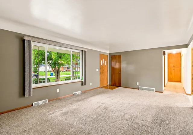 Photo 4 of Single family home for sale at 2520 Moonglow Dr, Saginaw, MI 48603 | MLS# 61050221518 | Listing updated on 2026-09-11