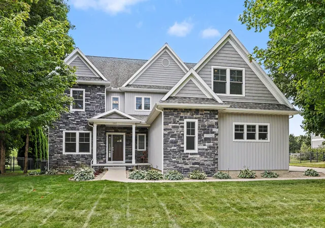 Photo 3 of Single family home for sale at 1192 Forest Brk Dr, Saint Joseph, MI 49085 | MLS# 69026048465 | Listing updated on 2026-09-17
