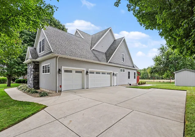 Photo 3 of Single family home for sale at 1192 Forest Brk Dr, Saint Joseph, MI 49085 | MLS# 69026048465 | Listing updated on 2026-09-17