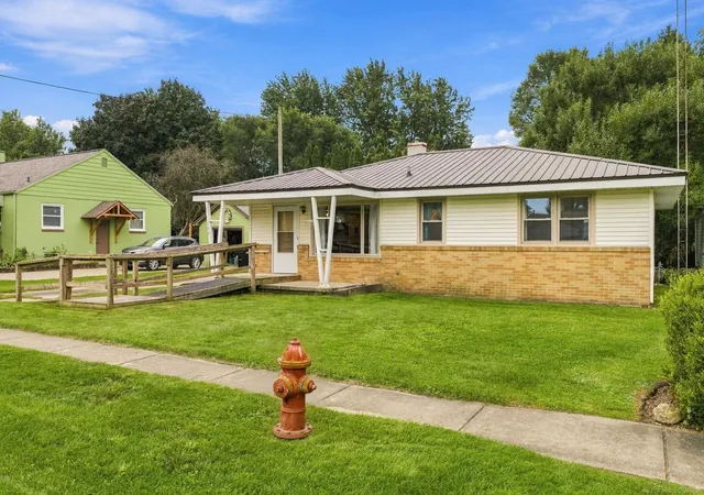 Photo 3 of Single family home for sale at 130 Gaige St, Croswell, MI 48422 | MLS# 58050221525 | Listing updated on 2026-09-14