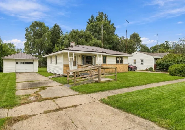 Photo 3 of Single family home for sale at 130 Gaige St, Croswell, MI 48422 | MLS# 58050221525 | Listing updated on 2026-09-14