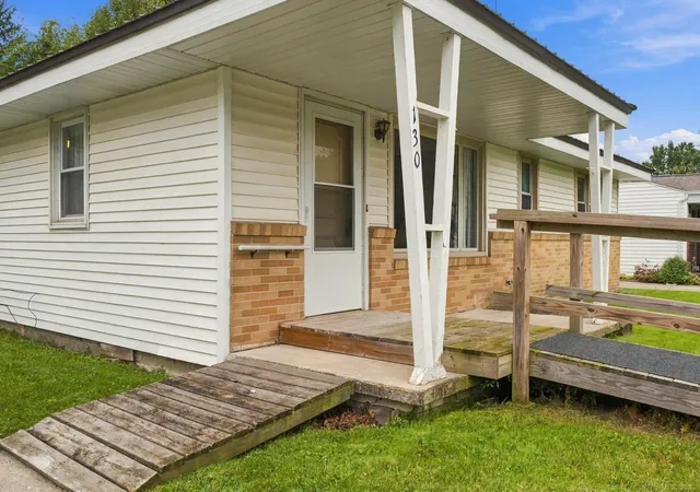 Photo 4 of Single family home for sale at 130 Gaige St, Croswell, MI 48422 | MLS# 58050221525 | Listing updated on 2026-09-14