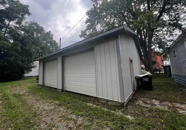 Photo 3 of Single family home for sale at 135 N Mckenzie St, Adrian, MI 49221 | MLS# 56050221526 | Listing updated on 2026-09-18