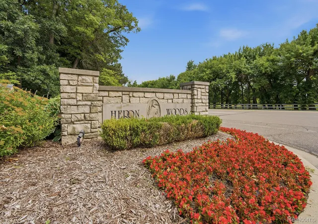 Photo 3 of Single family home for sale at 2417 Heronwood Dr, Bloomfield Hills, MI 48302 | MLS# 20261073467 | Listing updated on 2026-10-19