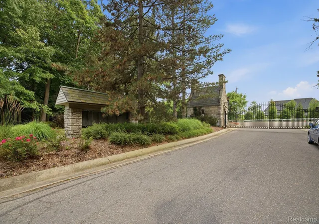 Photo 4 of Single family home for sale at 2417 Heronwood Dr, Bloomfield Hills, MI 48302 | MLS# 20261073467 | Listing updated on 2026-10-19