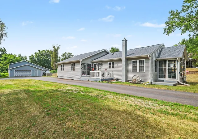 Photo 3 of Single family home for sale at 722 Golden Ave, Battle Creek, MI 49014 | MLS# 64026048479 | Listing updated on 2026-09-16