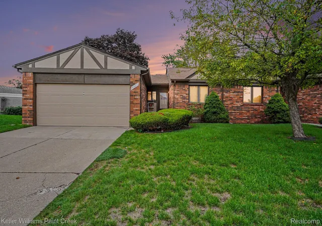 Listing Photo 2 - Condo for sale in building located at 4967 N Grand Oaks Dr, Warren, MI 48092