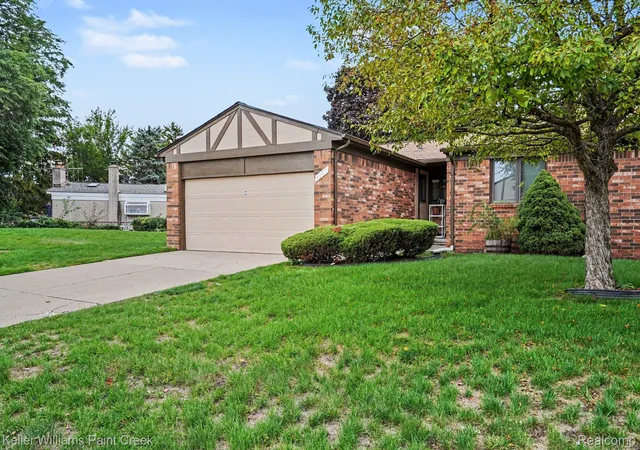 Listing Photo 1 - Condo for sale in building located at 4967 N Grand Oaks Dr, Warren, MI 48092 - Unit #