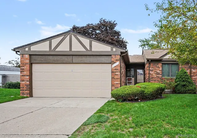 Listing Photo 4 - Condo for sale in building located at 4967 N Grand Oaks Dr, Warren, MI 48092