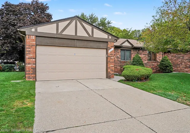 Listing Photo 5 - Condo for sale in building located at 4967 N Grand Oaks Dr, Warren, MI 48092