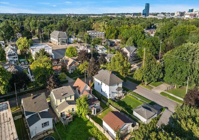 Photo 3 of Single family home for sale at 1006 Hovey St SW, Grand Rapids, MI 49504 | MLS# 65026048500 | Listing updated on 2026-09-11