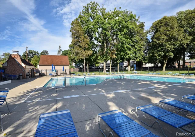 Listing Photo 2 - Condo for sale in building located at 1938 Torquay Ave, Royal Oak, MI 48073