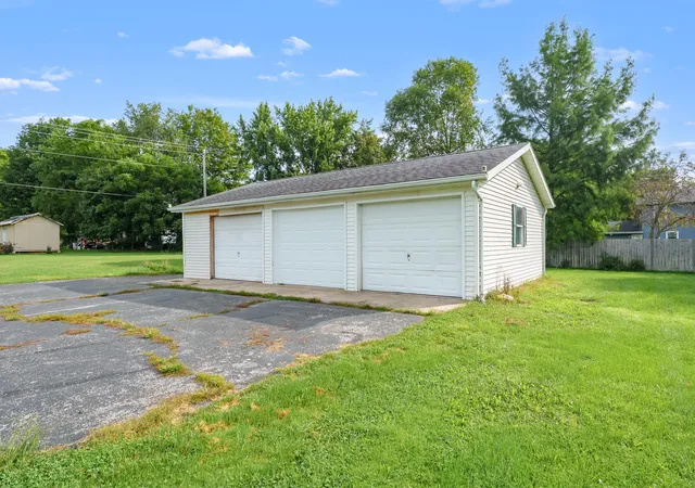 Photo 3 of Single family home for sale at 4551 Huntoon Ave, Watervliet, MI 49098 | MLS# 69026048508 | Listing updated on 2026-09-11