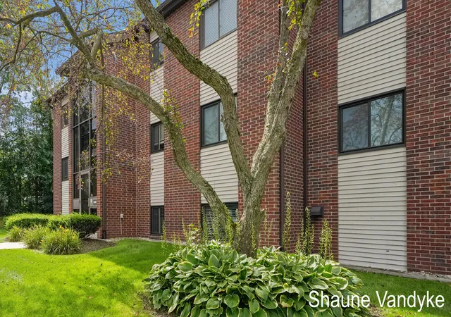 Photo 2 of Condo for sale at 3400 Devonwood Hills Ne #E, Grand Rapids, MI 49525 | MLS# 65026048511 | Listing updated on 2026-09-14