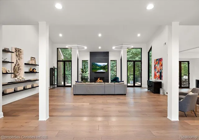 Photo 3 of Mansion for sale at 4740 W Wickford, Bloomfield Hills, MI 48302 | MLS# 20261073534 | Listing updated on 2026-09-14