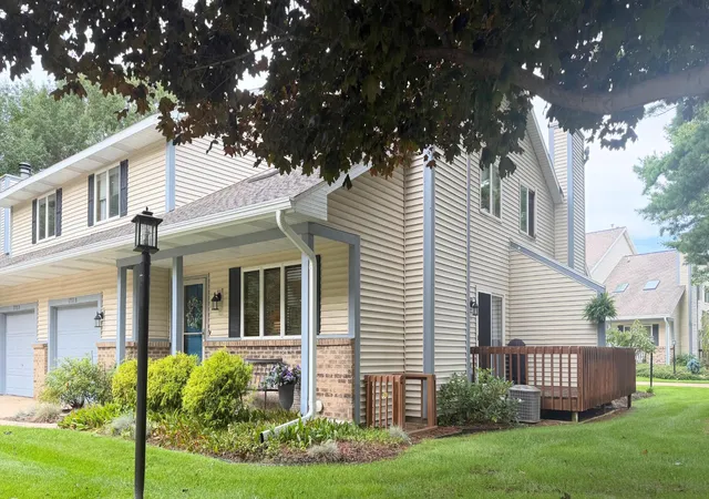 Photo 2 of Condo for sale at 17511 Parkwood Dr #B, Spring Lake, MI 49456 | MLS# 71026048533 | Listing updated on 2026-09-14