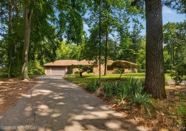 Photo 1 of Sale Pending at 24644 Edgemont Dr, Southfield, MI 48033 | MLS# 20261073564 | Listing updated on 2026-10-10