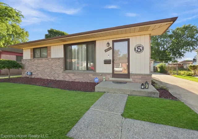 Photo 3 of Single family home for sale at 31719 Newport Dr, Warren, MI 48088 | MLS# 20261073575 | Listing updated on 2026-09-12